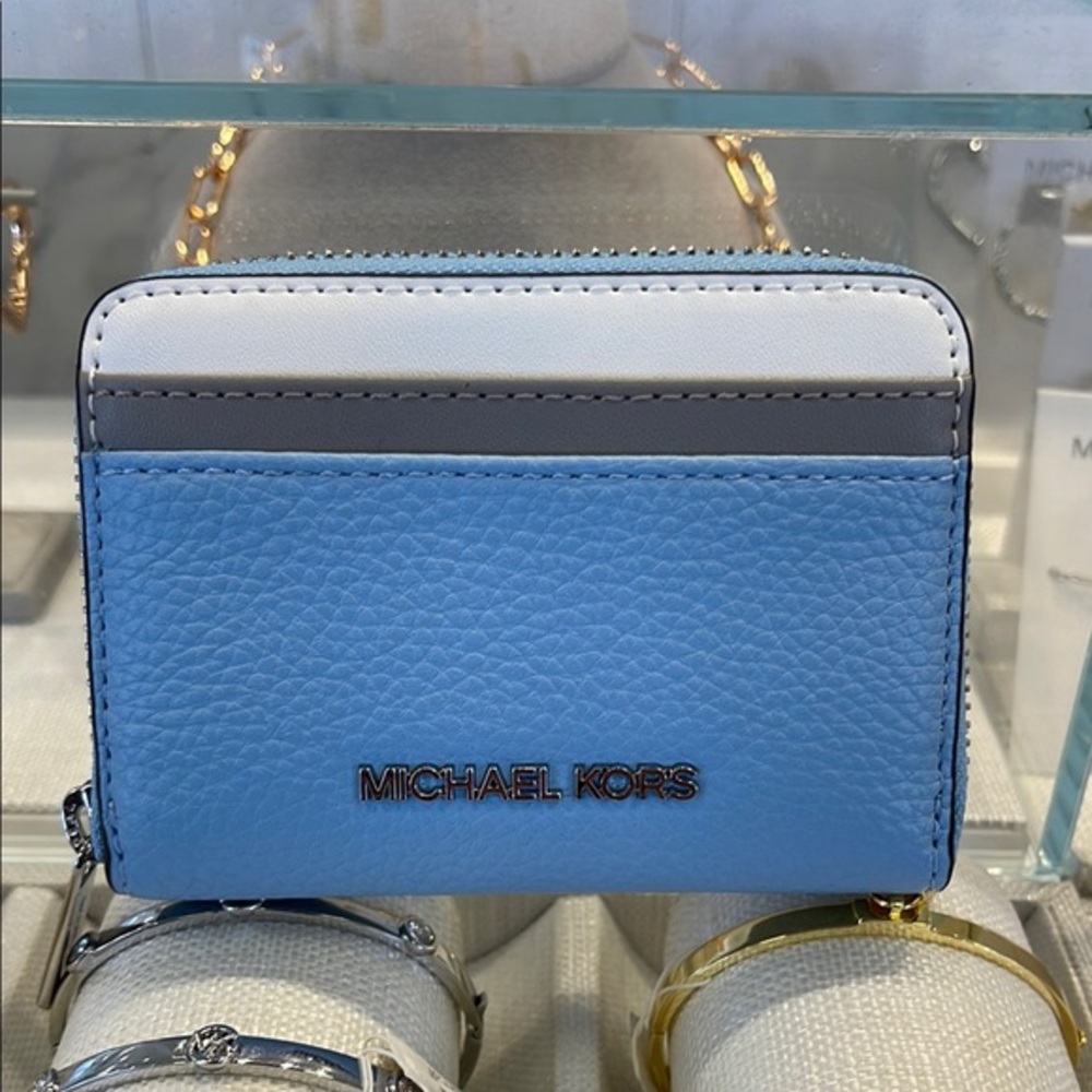 MICHAEL KORS Jet Set Travel Medium Color-Block Zip Around Wallet
LT SKY MLT
NWT